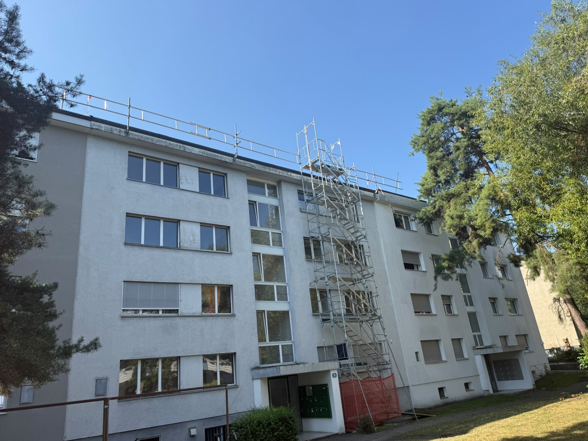 Mehrfamilienhaus in Zürich-Wiedikon mit Gerüst vor der Dachsanierung