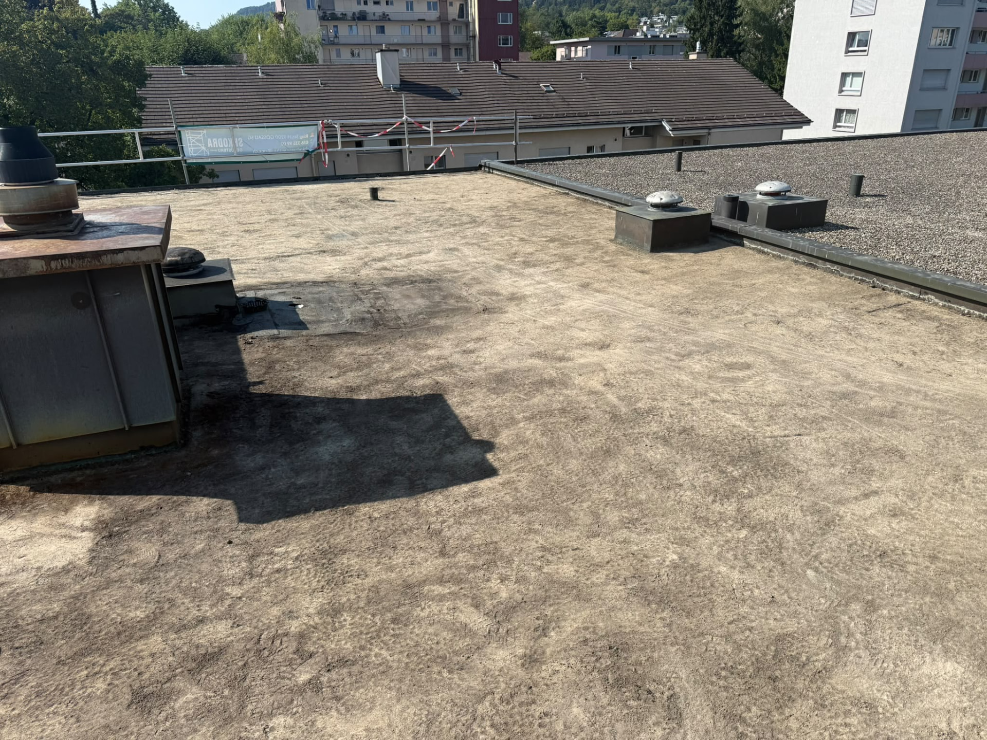 Dachfläche und Anschlussbereiche vor der Sanierung