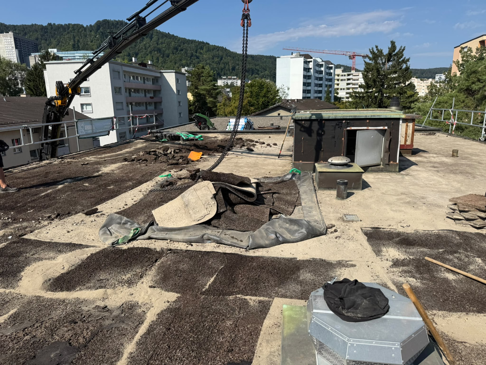 Flachdach in Zürich-Wiedikon vor der Sanierung – Rückbau der alten Schichten