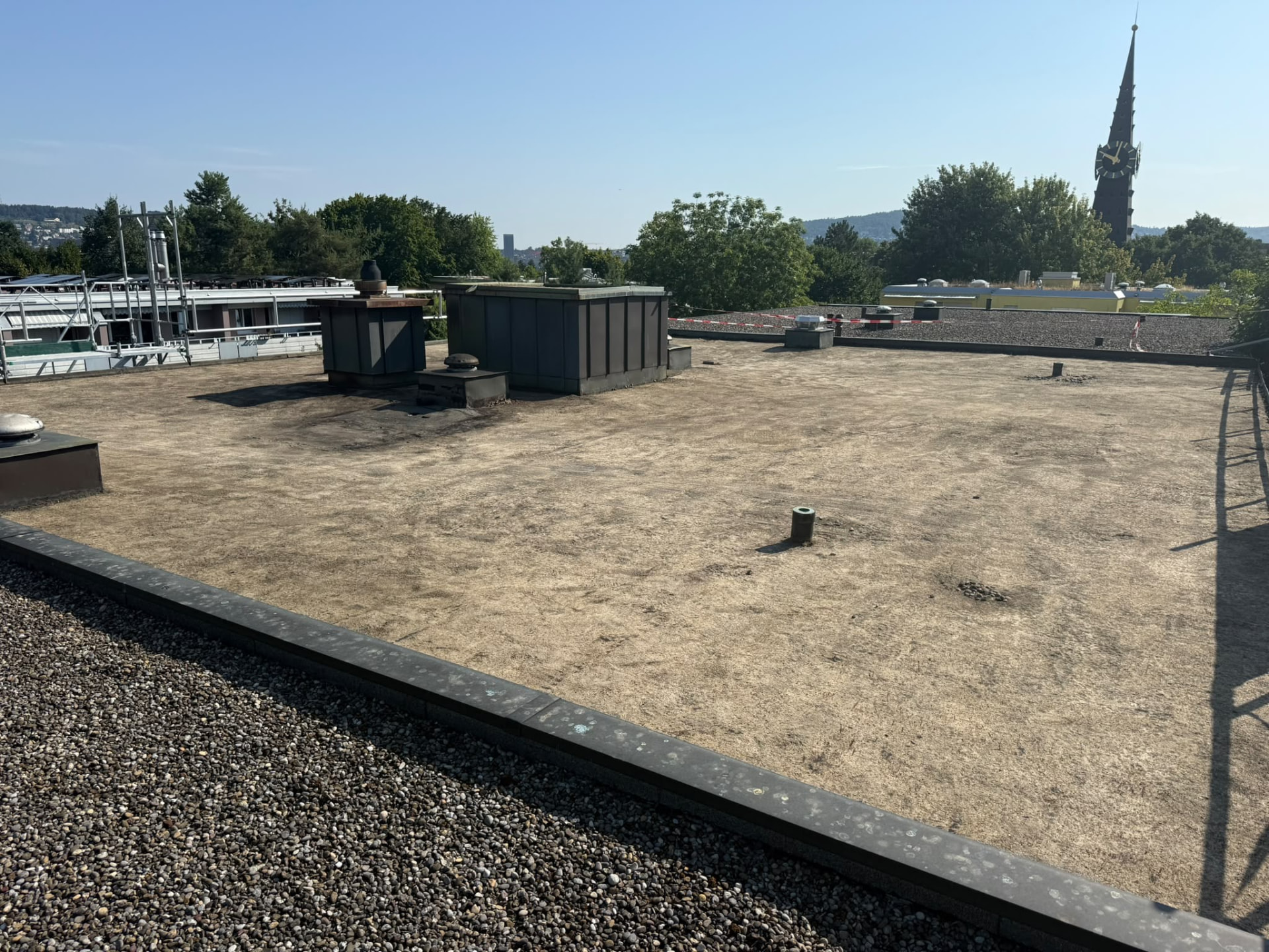 Bestehende Dachfläche in Zürich-Wiedikon vor dem Neuaufbau