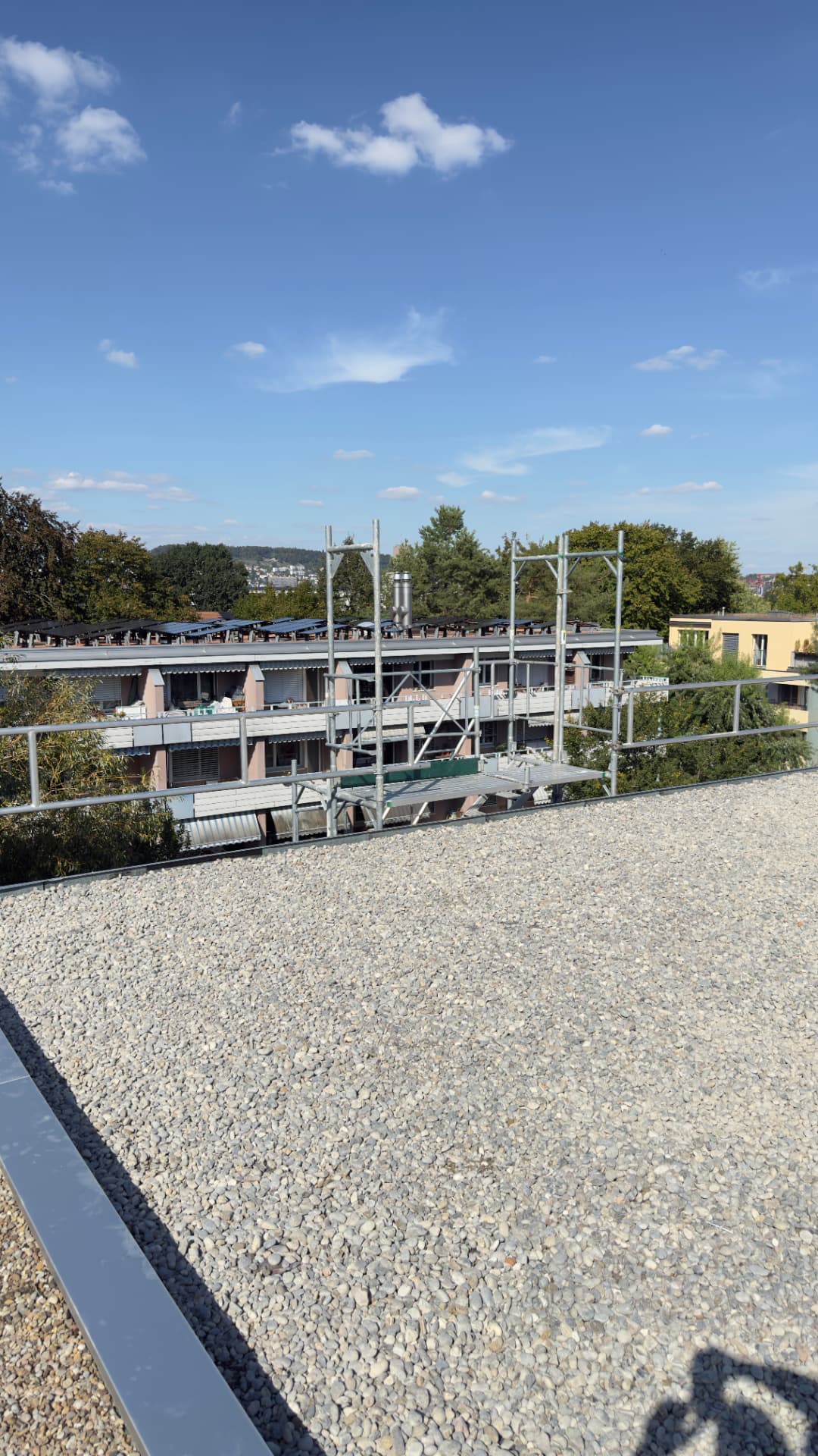 Neues Flachdach mit Kiesauflage und angepassten Dachaufbauten
