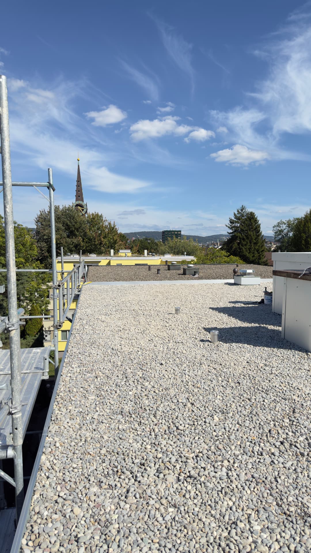 Fertig saniertes Flachdach mit Kiesauflage in Zürich-Wiedikon