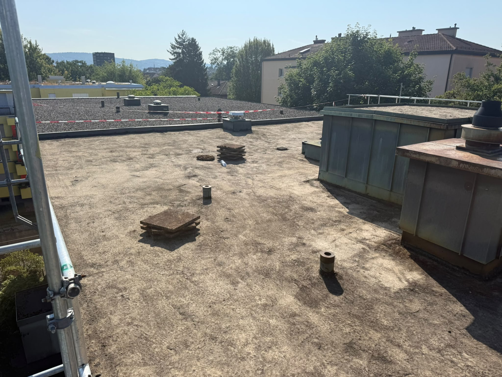 Dachaufbauten und Randbereiche vor der Sanierung